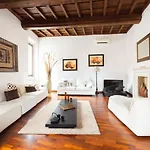 Trevi Fountain Square View Luxury Apartment