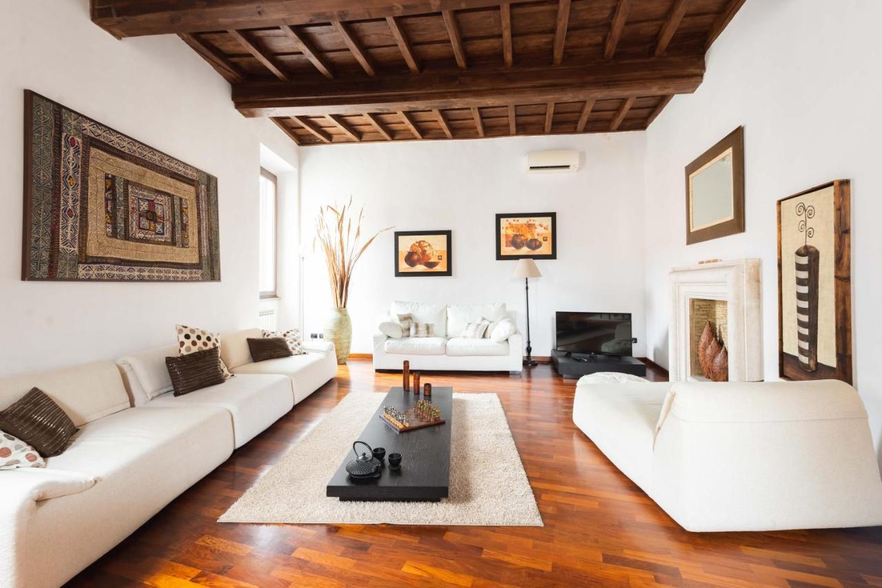 Trevi Fountain Square View Luxury Apartment