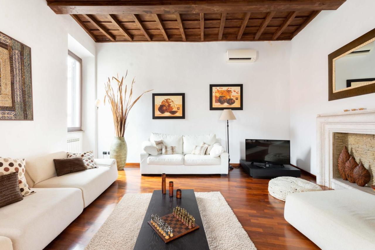 Trevi Fountain Square View Luxury Apartment