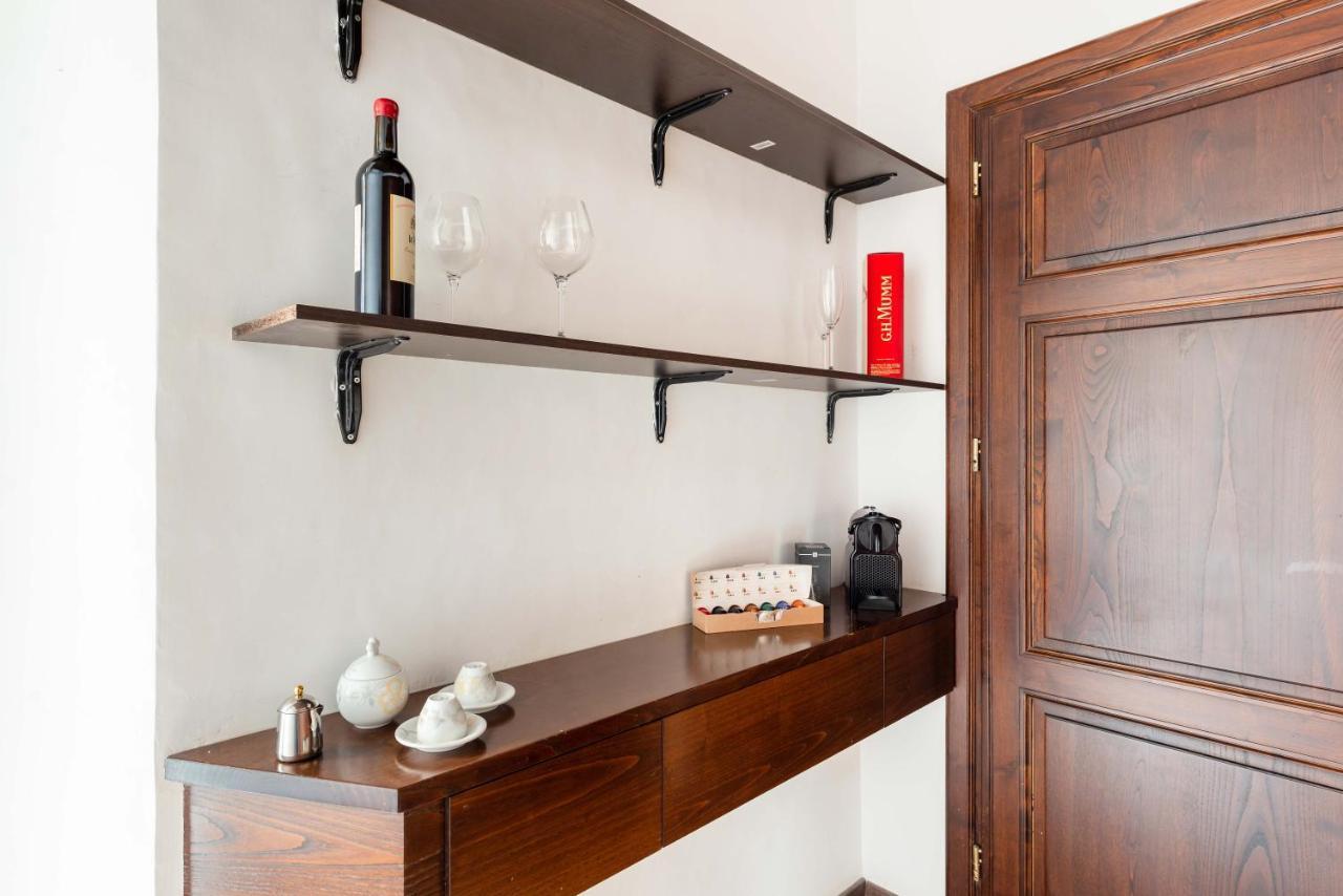 Trevi Fountain Square View Luxury Apartment