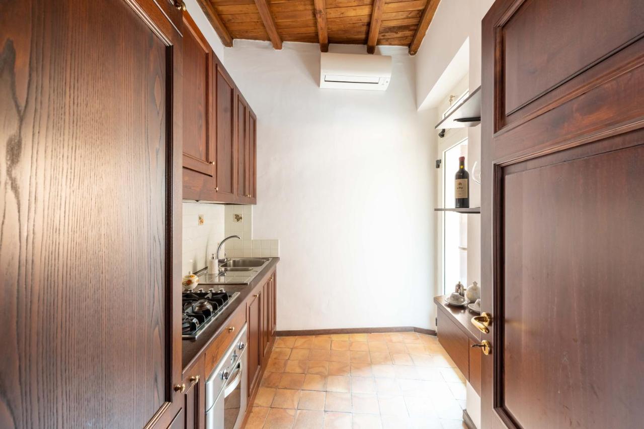 Trevi Fountain Square View Luxury Apartment