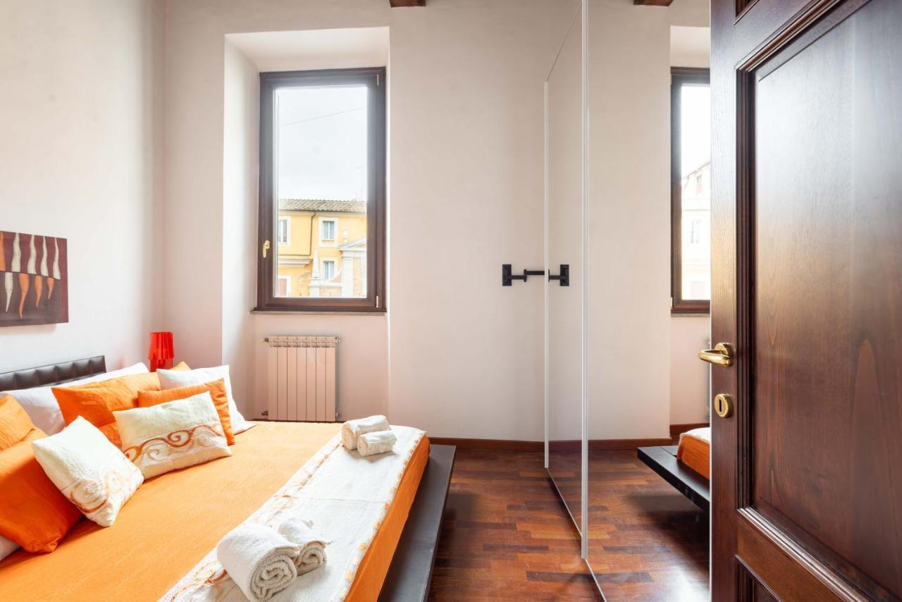 Trevi Fountain Square View Luxury Apartment