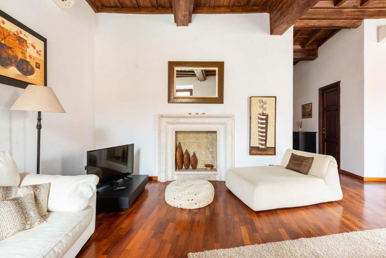 Trevi Fountain Square View Luxury Apartment Rome
