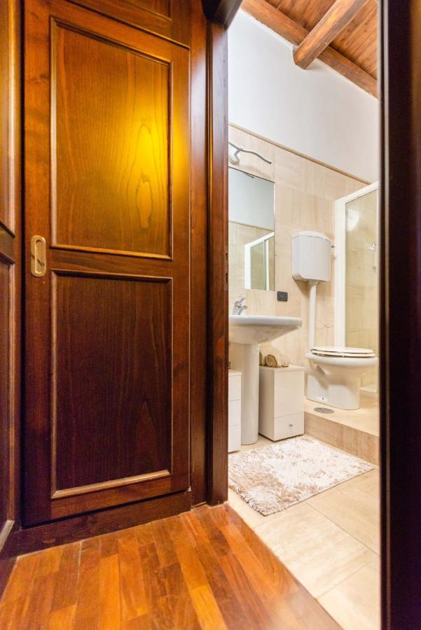 Trevi Fountain Square View Luxury Apartment Rome