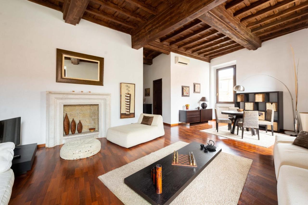 Trevi Fountain Square View Luxury Apartment