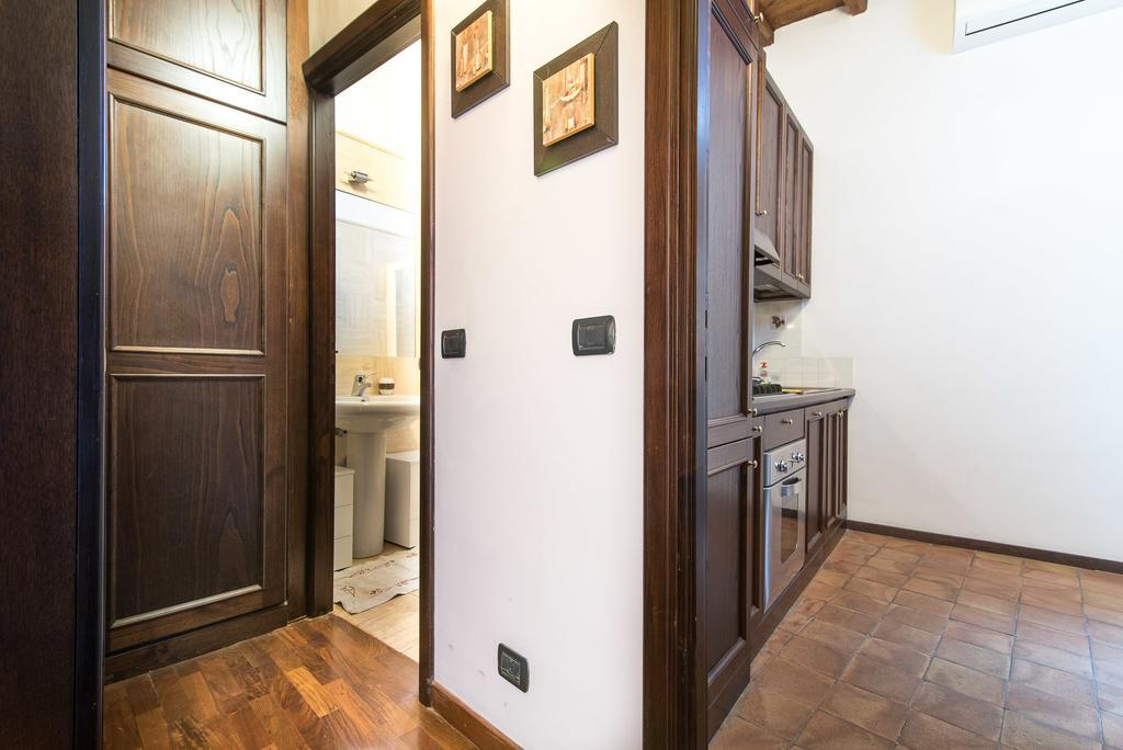 Trevi Fountain Square View Luxury Apartment